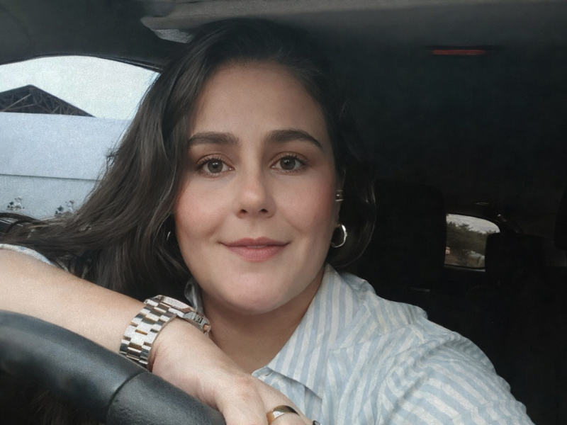 Mulher dirigindo feliz